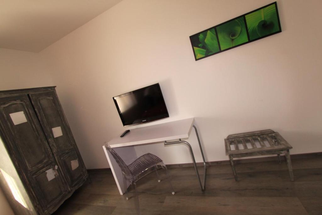 Hotel Le 5 Martigues Zimmer foto
